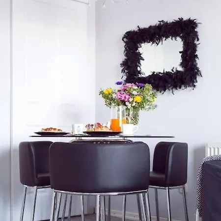 Lovely & Cosy With A Spacious Balcony 公寓 *