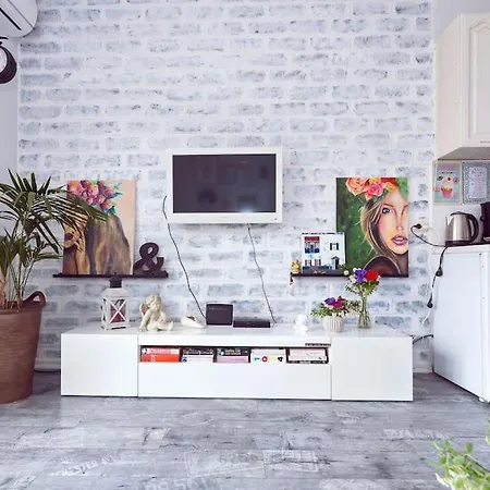 Lovely & Cosy With A Spacious Balcony