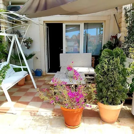Lovely & Cosy With A Spacious Balcony